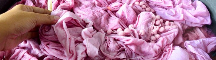 Cómo ropa blanca desteñida de rosa para la ropa