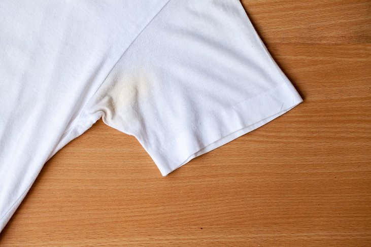 Cómo quitar las manchas amarillas de ropa Soluciones para la ropa
