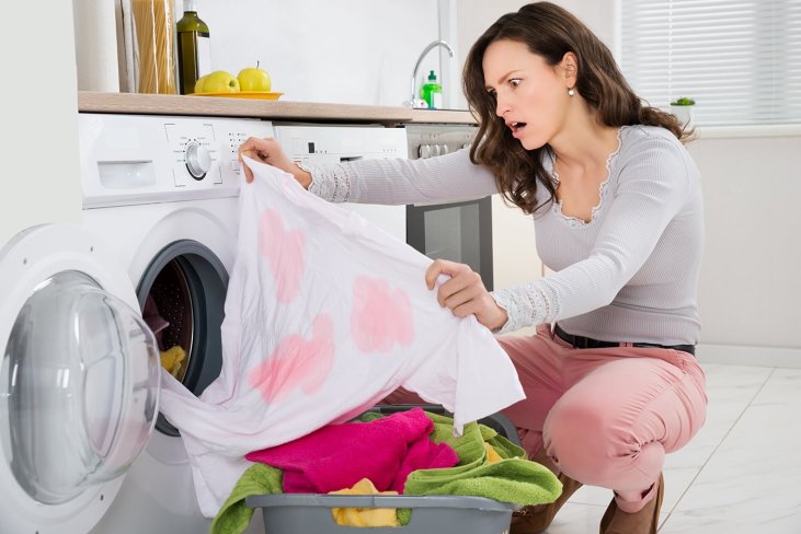 Cómo ropa blanca desteñida de rosa para la ropa