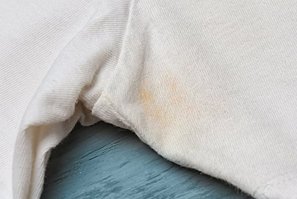 Cómo quitar las manchas amarillas de la ropa | Soluciones para la ropa