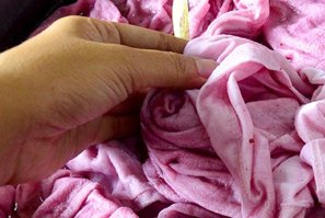 Cómo recuperar tu ropa blanca de rosa | Soluciones para la ropa