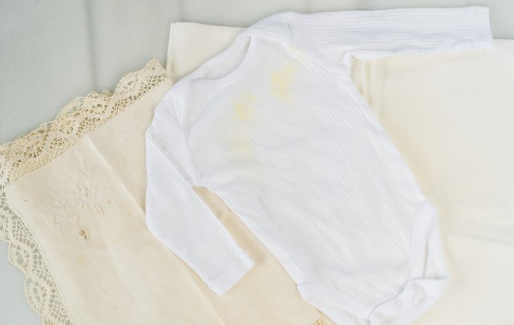 Dardos paraguas asentamiento Cómo blanquear ropa amarillenta | Soluciones para la ropa