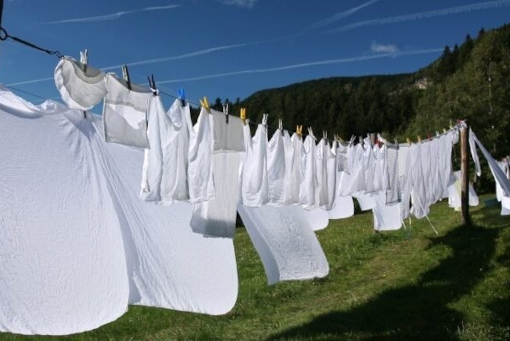 ¿Cómo blanquear ropa blanca amarillenta? Trucos efectivos